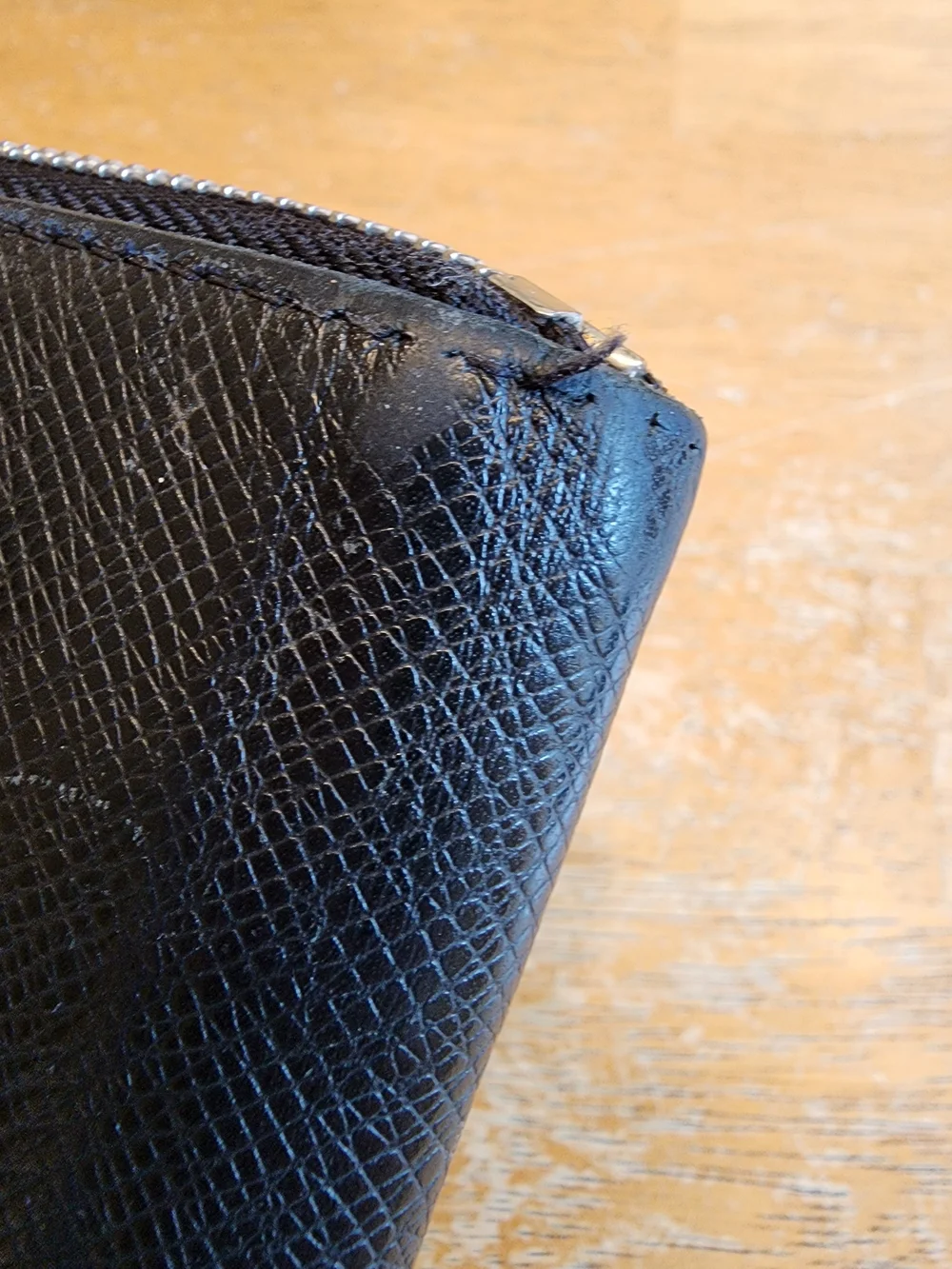 black Louis Vuitton Taiga leather Zippy Vertical zip-around wallet ZIPPER FLAW